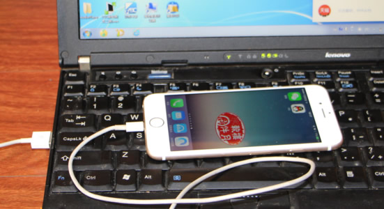 将要查看微信聊天记录的iPhone手机连接电脑
